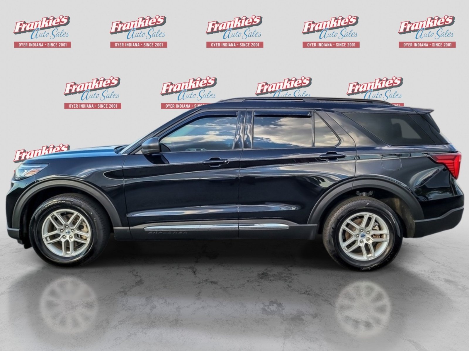 Used 2025 Ford Explorer Active AWD/4WD image 2