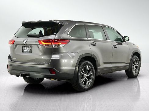 Used 2018 Toyota Highlander LE AWD/4WD image 5
