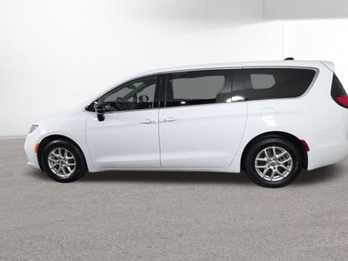 Used 2025 Chrysler Pacifica Select image 5