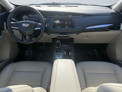 Used 2022 Cadillac XT4 Luxury w/ Cold Weather Package image 10