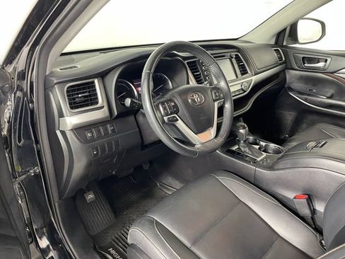 Used 2017 Toyota Highlander XLE AWD/4WD image 3