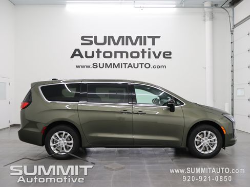 New 2027 Chrysler Pacifica Select AWD/4WD image 1