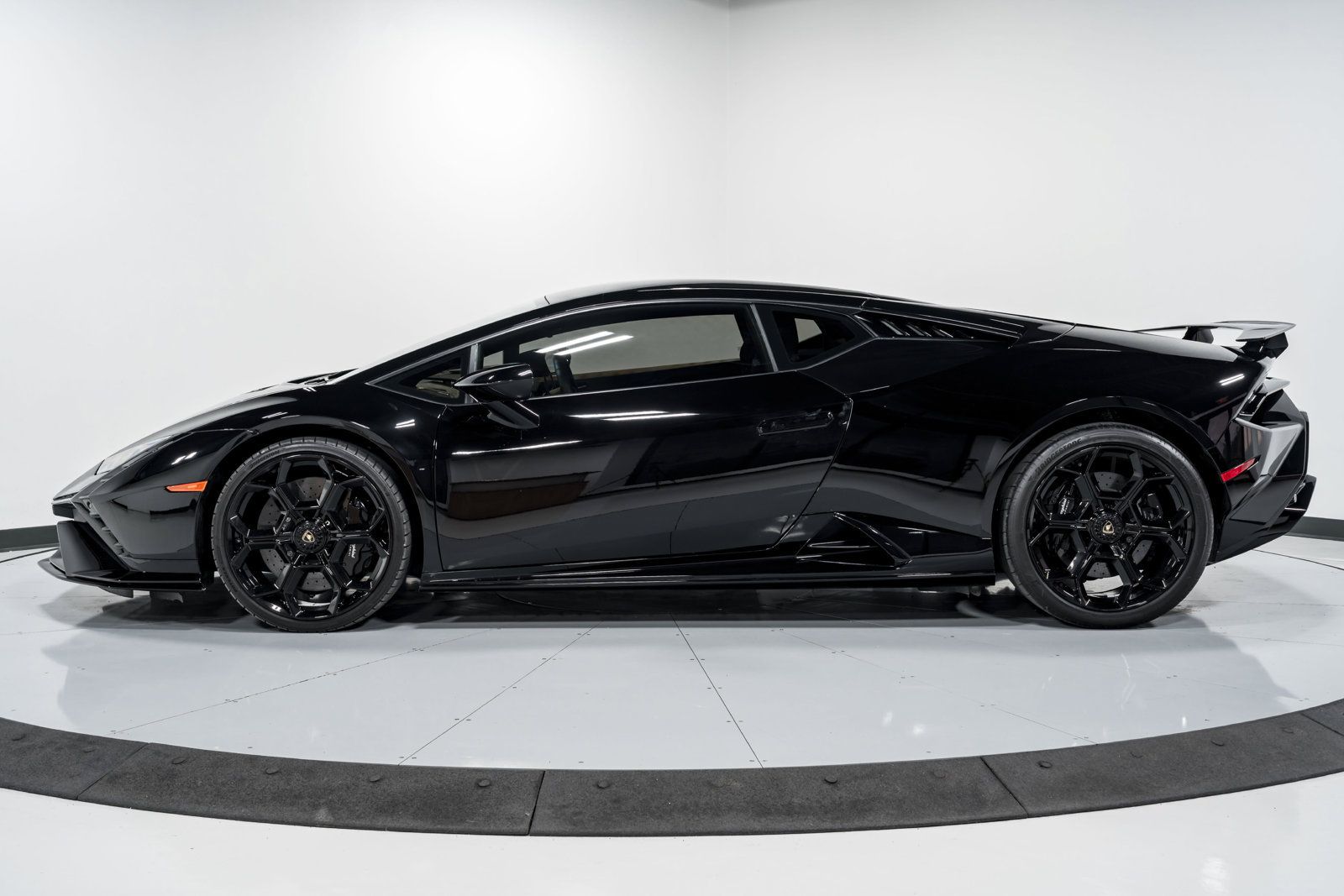 Used 2023 Lamborghini Huracan Tecnica RWD image 6