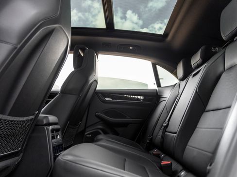 Certified 2025 Porsche Macan Electric image 31