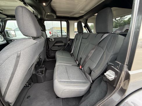 Used 2025 Jeep Wrangler Unlimited Sahara AWD/4WD image 29