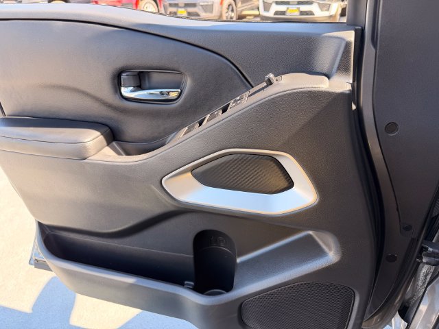 Used 2025 Nissan Frontier SV RWD image 11