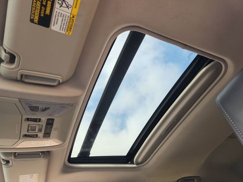 Used 2022 Toyota RAV4 XLE Premium image 30