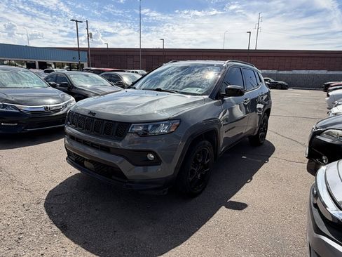 Used 2023 Jeep Compass Latitude AWD/4WD image 1