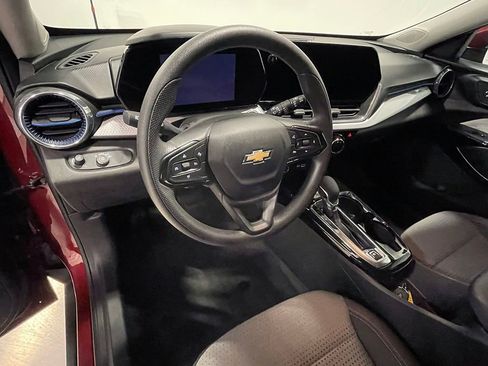 Used 2025 Chevrolet Trax LT FWD image 20