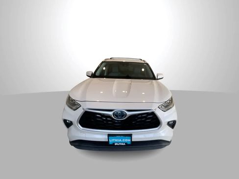 Used 2020 Toyota Highlander XLE image 3