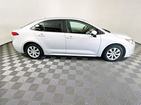 Used 2022 Toyota Corolla LE FWD image 2