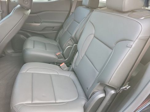 Used 2023 GMC Acadia SLT w/ Preferred Package image 16