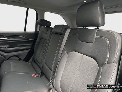 Used 2023 Jeep Grand Cherokee Laredo AWD/4WD image 29