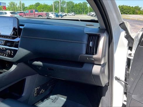 Used 2024 Nissan Pathfinder Platinum w/ Cargo Package AWD/4WD image 27
