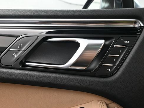 Certified 2026 Porsche Macan AWD/4WD image 18