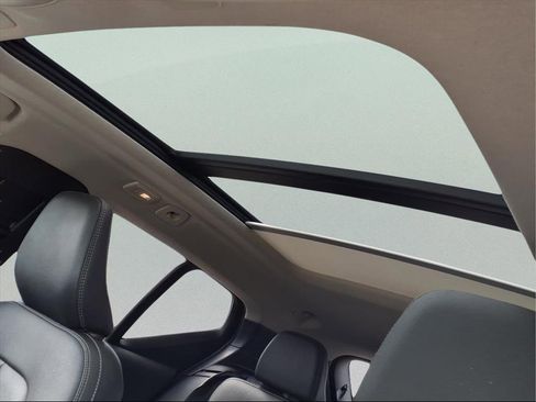 Used 2024 Volvo XC40 B5 Plus w/ Climate Package image 12