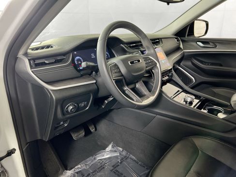 Used 2023 Jeep Grand Cherokee Limited w/ Black Appearance Package AWD/4WD image 9