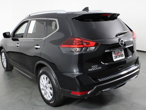 Used 2018 Nissan Rogue SV image 3