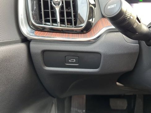 Certified 2025 Volvo V60 B5 Cross Country Plus image 28