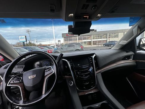 Used 2019 Cadillac Escalade Premium Luxury image 15
