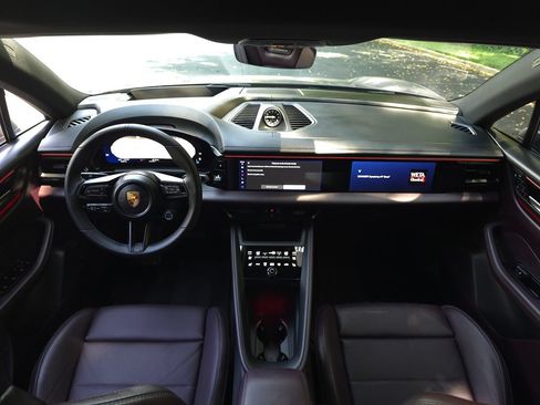 Used 2025 Porsche Macan 4 Electric AWD/4WD image 10