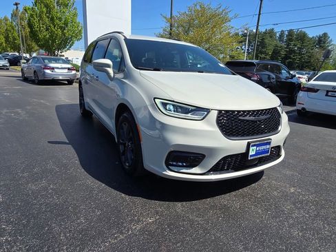 Used 2021 Chrysler Pacifica Touring-L w/ Premium & Safety Sphere Group AWD/4WD image 10