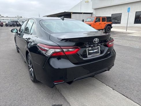Used 2024 Toyota Camry SE image 3