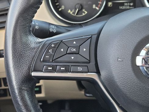 Used 2017 Nissan Rogue SL image 34