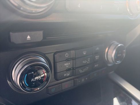 Used 2015 Ford F150 Platinum w/ Equipment Group 701A Luxury image 16