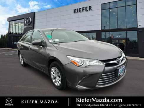 Used 2016 Toyota Camry LE image 1