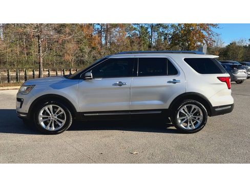 Used 2019 Ford Explorer Limited w/ Ford Safe & Smart Package image 6