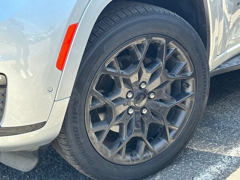 Used 2023 Jeep Grand Cherokee L Summit AWD/4WD image 5