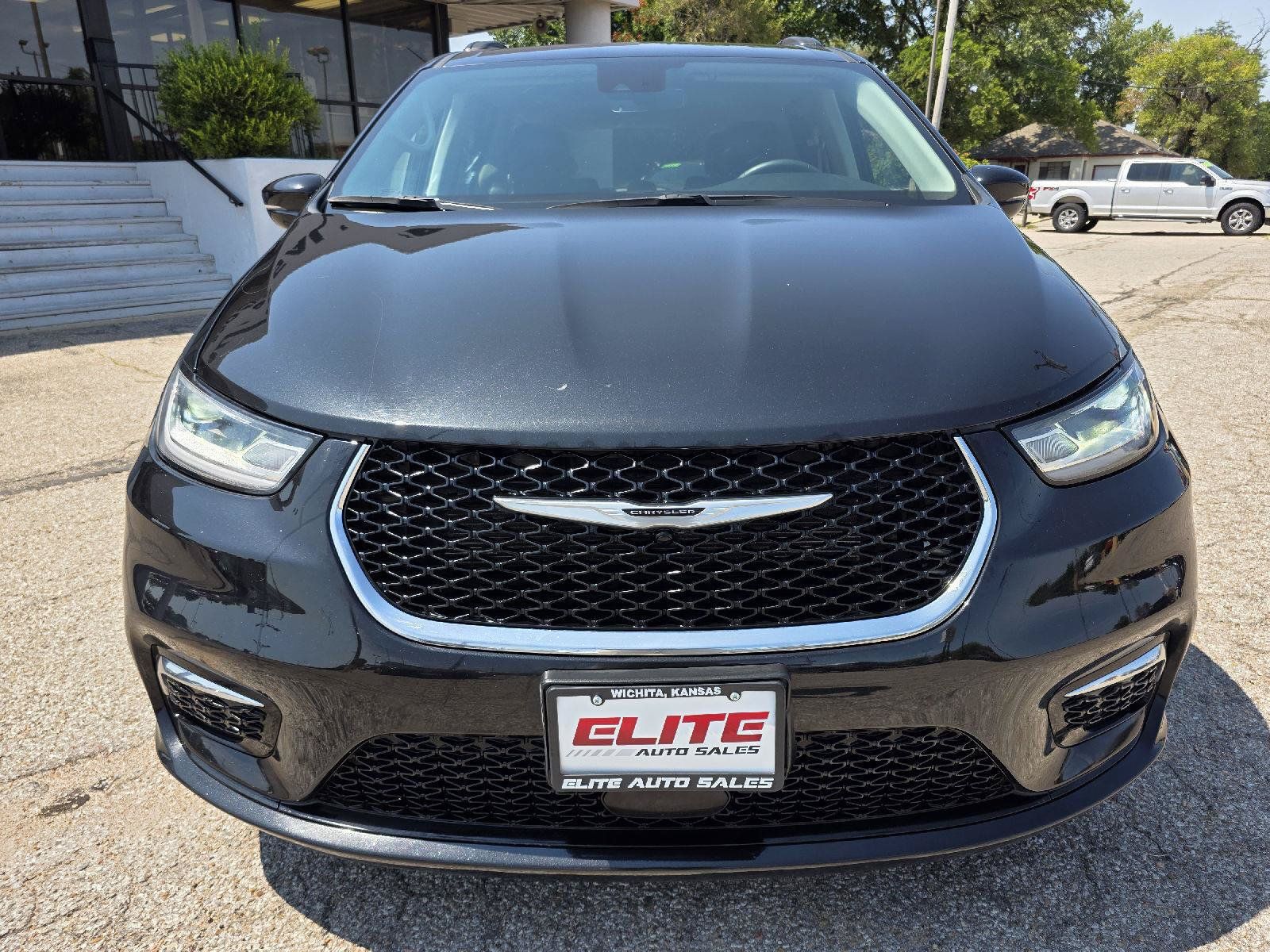 Used 2022 Chrysler Pacifica Touring-L FWD image 2