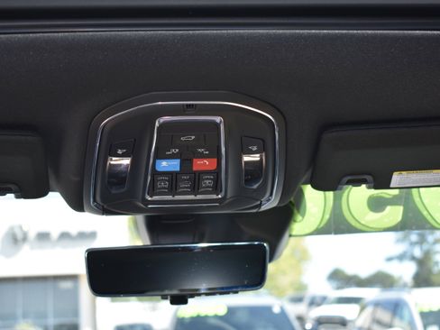 Used 2025 Jeep Grand Cherokee Limited w/ Luxury Tech Group II image 32