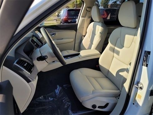 Certified 2025 Volvo XC90 T8 Plus image 4