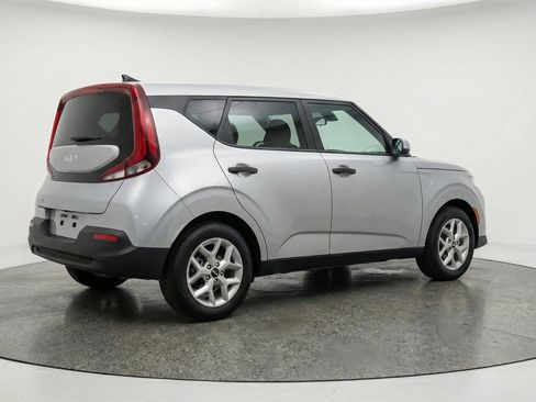 Used 2025 Kia Soul LX w/ LX Technology Package FWD image 9