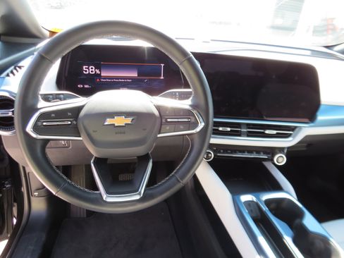 Used 2025 Chevrolet Equinox EV LT FWD image 18