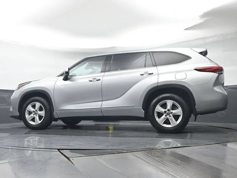 Used 2022 Toyota Highlander LE AWD/4WD image 32