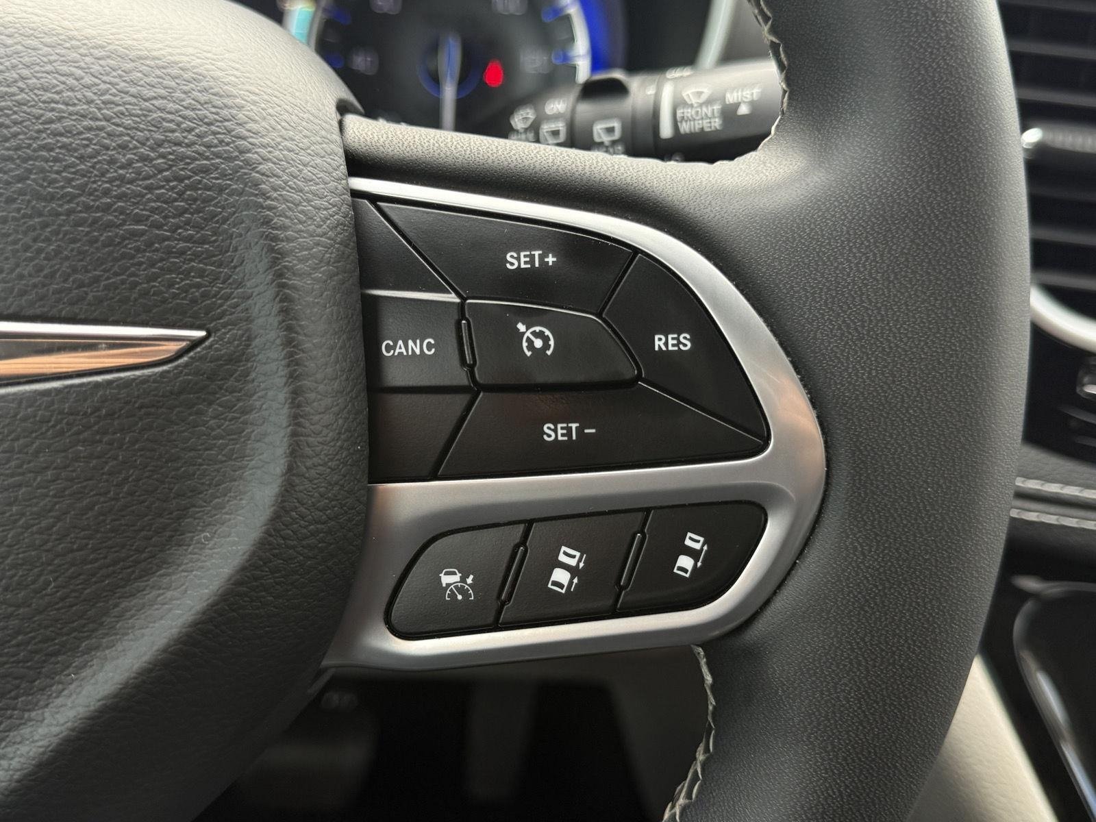 Used 2022 Chrysler Pacifica Touring-L AWD/4WD image 36