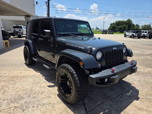 Used 2017 Jeep Wrangler Unlimited Rubicon w/ Connectivity Group AWD/4WD image 8