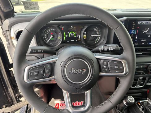 Used 2025 Jeep Wrangler Unlimited Sahara AWD/4WD image 18