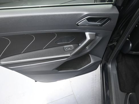Used 2023 Volkswagen Tiguan SE AWD/4WD image 14