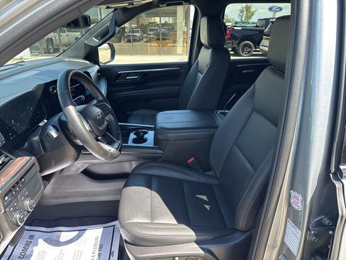 Used 2025 Chevrolet Suburban Z71 AWD/4WD image 12