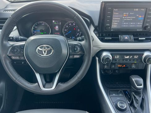 Used 2022 Toyota RAV4 XLE Premium image 15