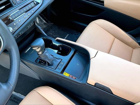 Used 2024 Lexus ES 300h w/ Premium Package FWD image 16