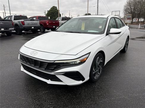 Used 2025 Hyundai Elantra SEL image 2