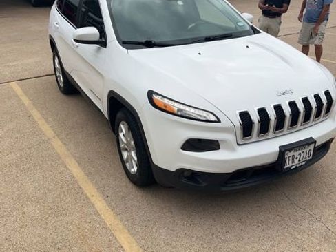 Used 2018 Jeep Cherokee Latitude Plus image 2