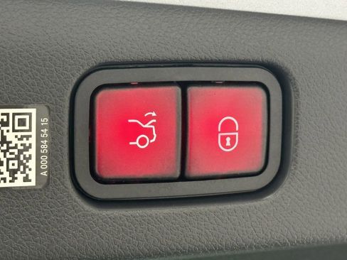 Used 2025 Mercedes-Benz E 350 Sedan image 22