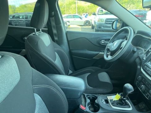 Used 2018 Jeep Cherokee Latitude image 3