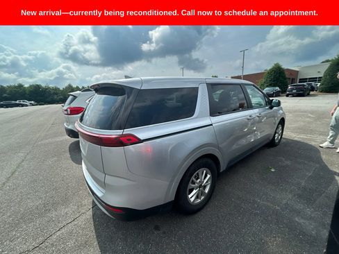 Used 2022 Kia Carnival LX FWD image 8